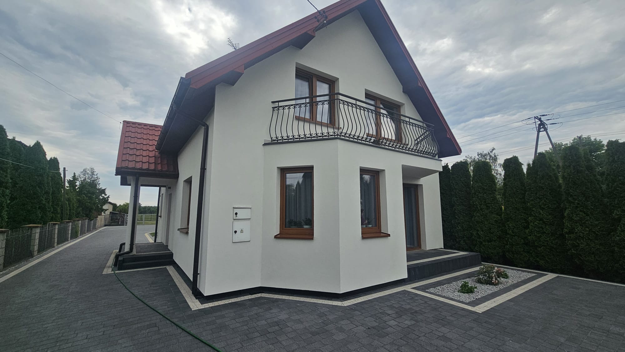 Biała elewacja domu po zakończonej renowacji