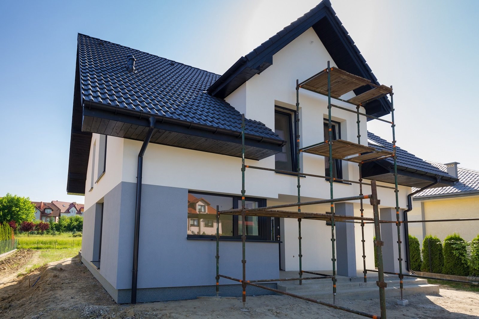 Prace wykończeniowe przy elewacji domu